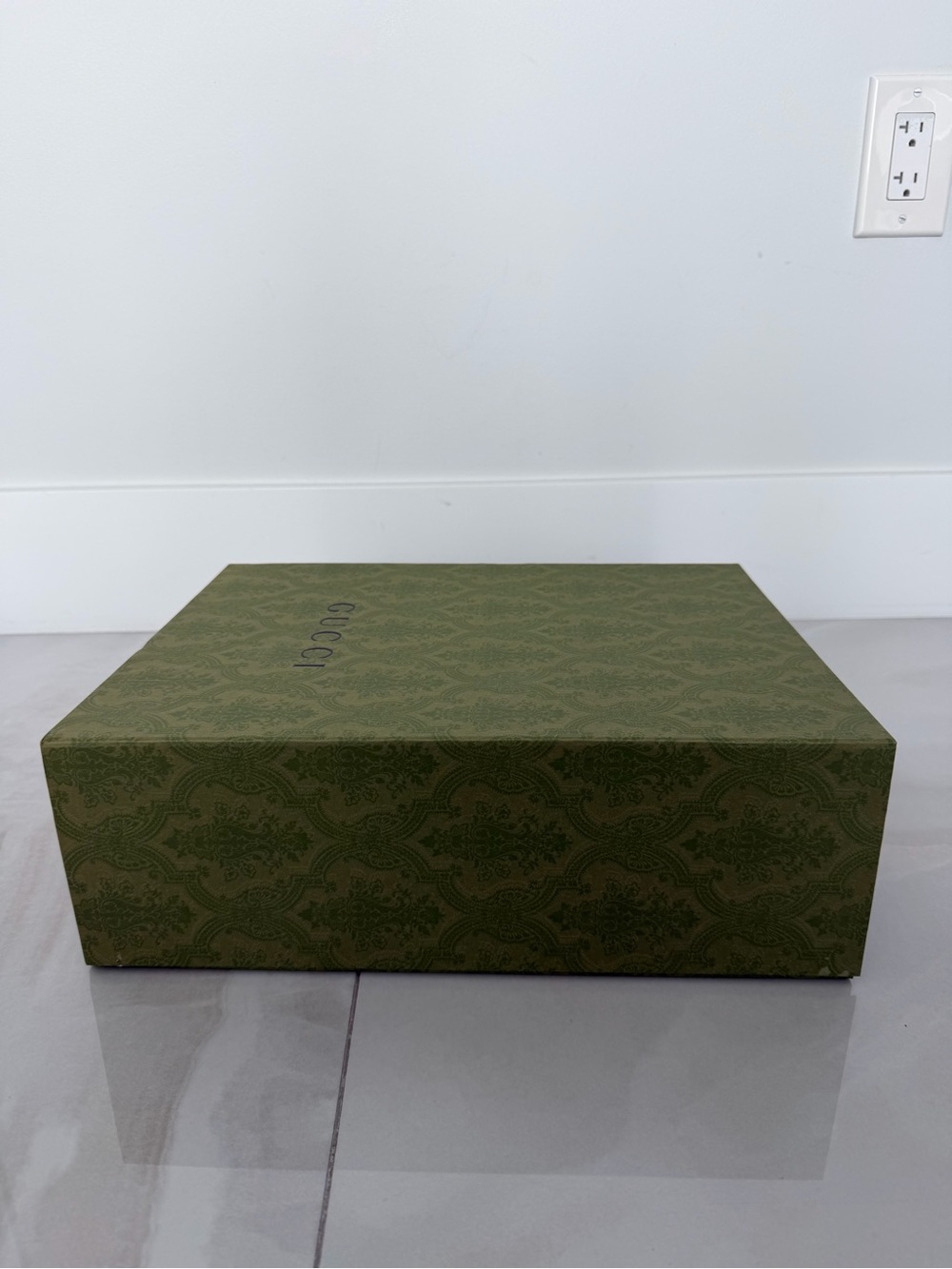 Gucci Large Green Magnetic Close Gift Box with Logo Ribbon - Picture 6 of 14